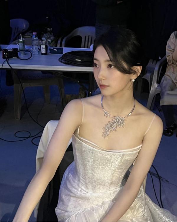 수지, 백상예술대상 MC 10주년…블랙&amp;화이트 드레스로 “백상의 여신 수지” 완성