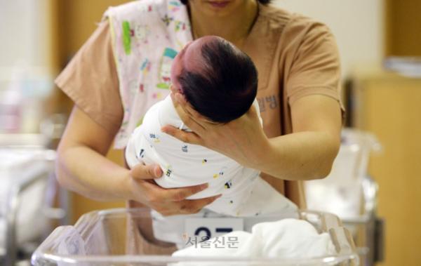 “살찌고 30세 넘어 첫 출산한 여성, 유방암 위험 3배”