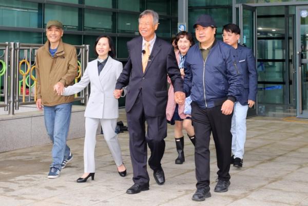 50년 만에 만난 스승과 제자…“평생 잊을 수 없는 선생님”