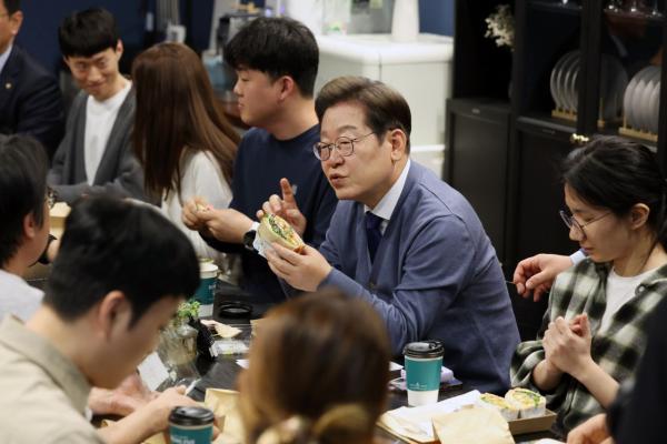 유세 첫날부터 광폭행보…이재명, 서울·경기 찍고 대전까지