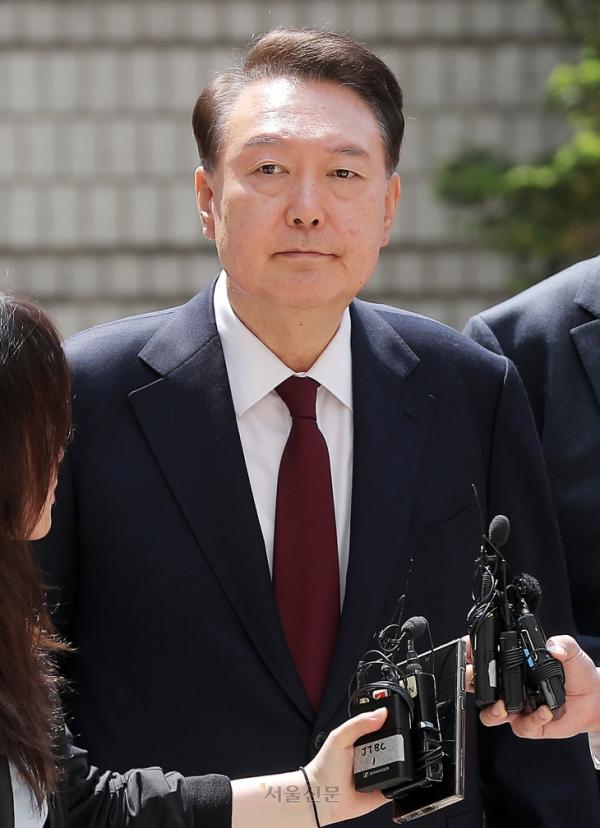 “尹, ‘총 쏴서라도 끌어내’ 지시… 두번 세번 계엄하면 된다 해”