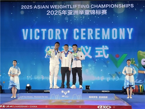 손현호(오른쪽)가 12일 중국 장산에서 열린 2025 아시아역도선수권 남자 81㎏급에서 합계 3위에 오른 뒤, 시상식에서 기념 촬영하고 있다. 대한역도연맹 제공.