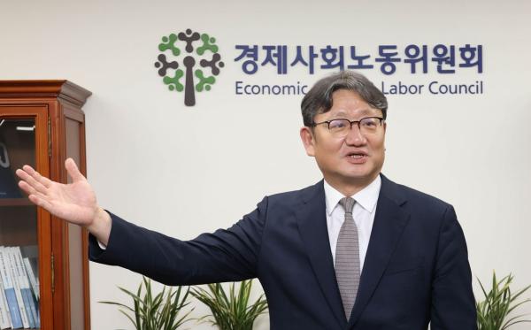 [정년연장, 선택의 시간]권기섭 경사노위원장 "노조는 정년연장, 기업은 연공개편 양보해야"