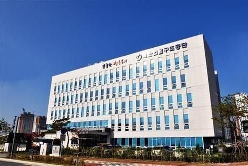 웃지 않는다고 6세 여아에 볼 뽀뽀…사진기사 징역형 집유