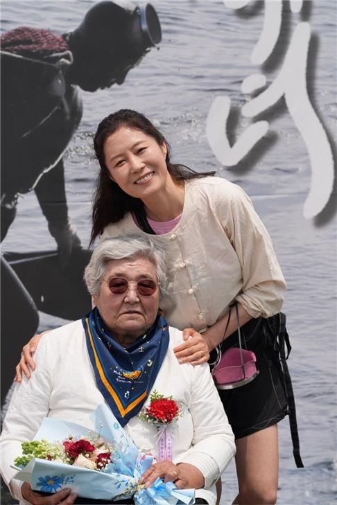 '폭싹수' 해녀의 딸 연기한 배우 제주 등장…해녀 은퇴식 깜짝 방문