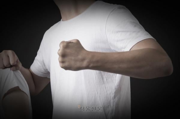 아들친구 납치해 ‘정글도’ 협박, 흡연 강요…삐뚤어진 부정