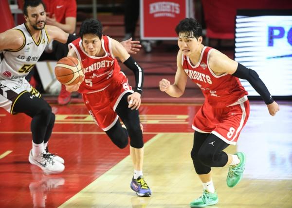 MVP 듀오 안영준·워니 38점 합작…압박·속공에 3점까지 살린 SK, 3연패 뒤 2연속 대승