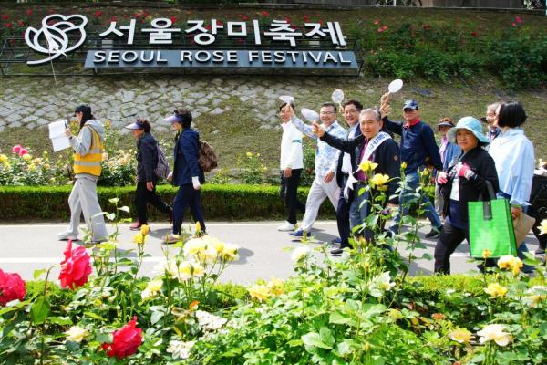 류경기 중랑구청장 '중랑 서울장미축제' 성공 기원 걷기 대회 동참