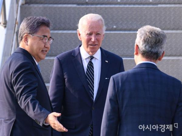 쇠약해진 바이든, 휠체어 검토설…"15년 지기 조지 클루니도 못 알아봐"
