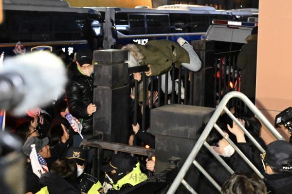 ‘서부지법 난동’ 남성들, 징역 1년6개월 등 ‘실형’…첫 선고
