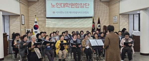 “사별의 슬픔도 갑상선 수술 후유증도 훌훌… 합창단서 백발도 주름도 잊어요”
