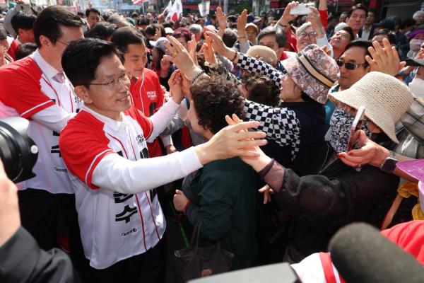 진주 찾은 김문수 "항공우주 산업, 세계 제일로…과학기술 대통령 되겠다"