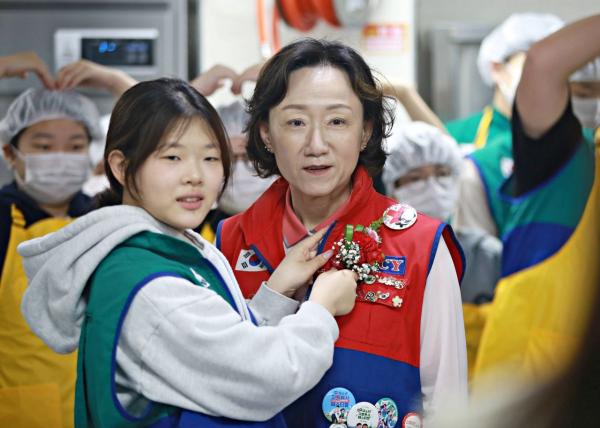 "선생님과 빵 만들어 이웃 드려요"…청소년적십자, 스승의 날 봉사
