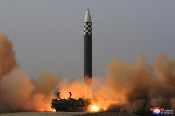 “北, 현재 ICBM 10기…10년 뒤 50기까지 늘릴 듯” 美 정보기관