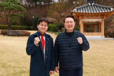 ‘계엄 옹호’ 전한길, 한국사 강사 은퇴 “학생들이 압박…정치계 입문 생각 없어”