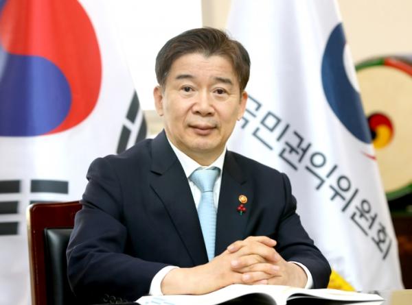 유철환 권익위원장 “쪽방촌에선 인간다움 송두리째 부정당해”
