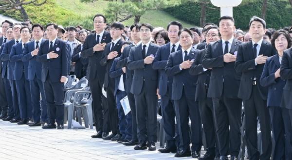 5·18 기념식 찾은 대구시 대표단…굳건해지는 ‘달빛동맹’