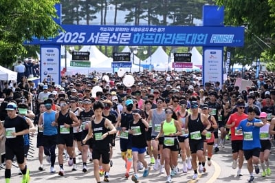 3代 함께, 정장 입고, 유모차 끌고… ‘두 발의 축제’ 1만명 달리다