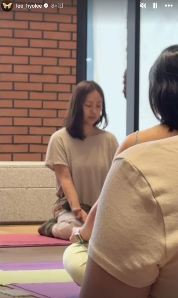 이효리, 요가 강사로 컴백…“내일 수업에서 만나요”