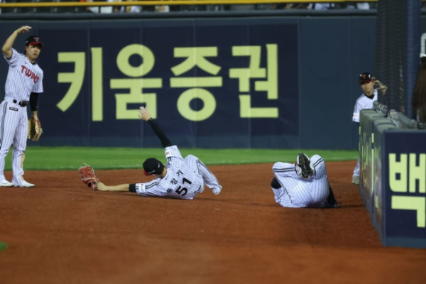 LG 홍창기 ‘무릎 인대파열’…정규시즌 아웃