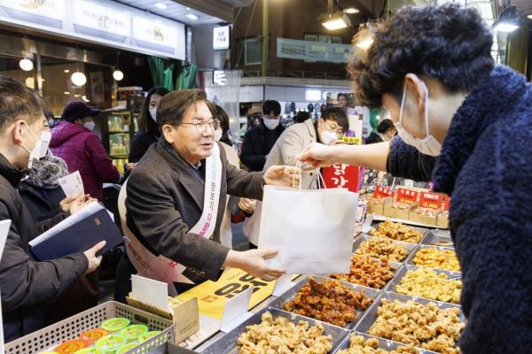 청년에게는 장사 기회, 전통시장에는 활력!...마포구 한달살이 상인 모집