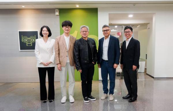 젠슨 황 만난 네이버 이해진, 소버린AI 결실…태국 LLM 구축