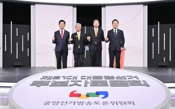 이재명, TV토론 실수 방지 집중…차분한 대응