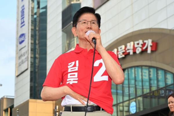 민주 "김문수, 선거법 위반 고발…예비후보 시절 명함 나눠줘"