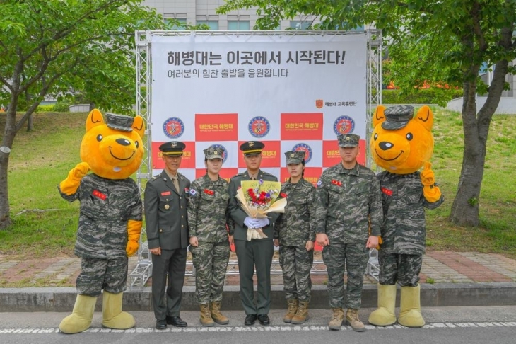 해병대 부사관이 된 신현우 하사와 가족. 해병대교육훈련단 제공