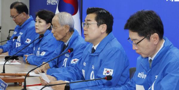 민주, 경남서 현장 중앙선대위 회의…"부울경 메가시티"