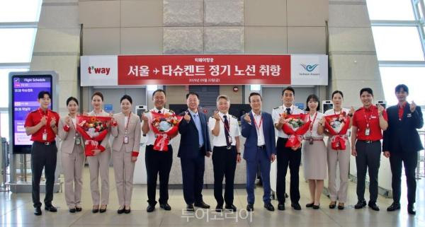 티웨이항공, 인천-타슈켄트 노선 신규 취항, 중앙亞  하늘길 넓힌다...첫편  K-POP 걸그룹 ‘블랙스완’ 탑승 '화제'