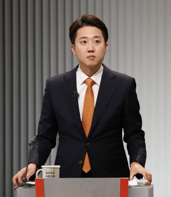 이준석 "대통령 되겠단 분이 韓원전 불신"…이재명 "왜곡 말라"