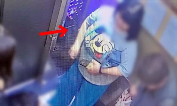 ‘익명 만남’ 애플리케이션을 통해 남성 3명에게 접근한 뒤, 결혼을 약속하며 주택 구입 자금 명목으로 총 4억원을 가로챈 혐의를 받는 40대 여성 A씨가 경찰에 연행되고 있다. 의정부경찰서 제공