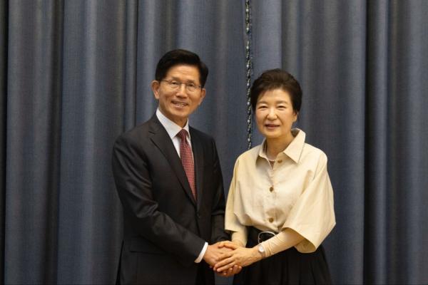 박근혜, 내일 대구 서문시장 찾는다…김문수 지원