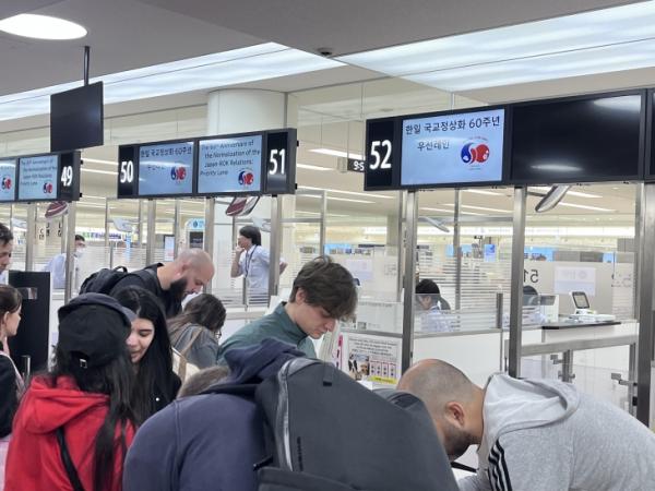 “이런 게 진짜 교류”...韓日 ‘패스트트랙’ 첫날 하네다공항 가보니