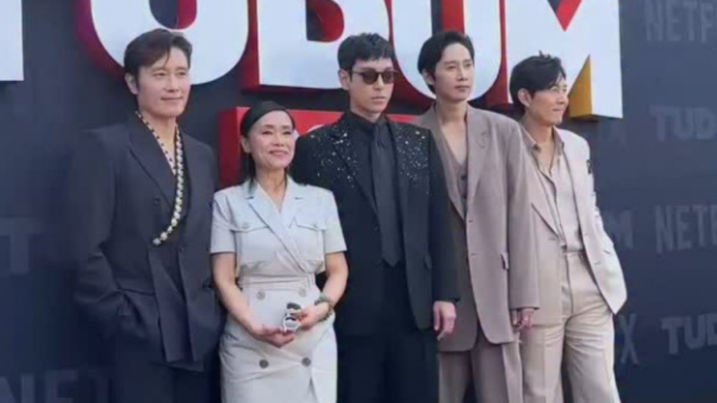 이정재 이병헌 박성훈 강애심 최승현(넷플릭스 SNS)