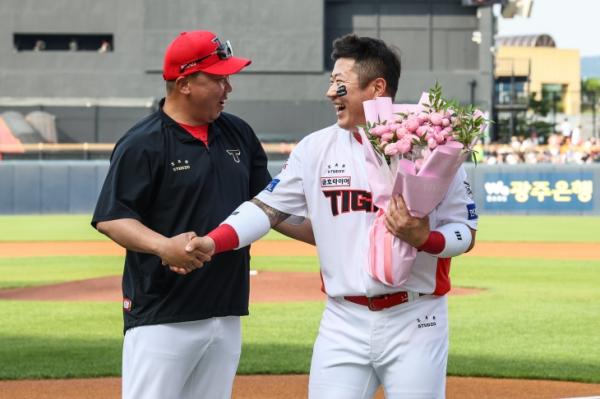 김도영·김선빈·나성범 없어도…굳건한 KIA의 4번 최형우, 최다·최고령 월간 MVP