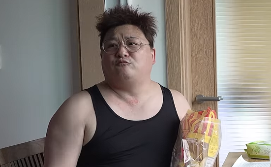 개그맨 윤정수가 반복된 다이어트 실패로 인한 심각한 몸 상태를 공개해 충격을 자아냈다. 유튜브 채널 ‘쥬비스다이어트’
