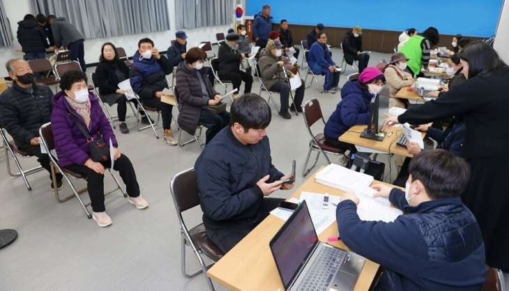 해남군이 지난 2월 전 군민에게 민생경제회복지원금 20만원을 해남사랑상품권으로 지급했다. 해남군 제공