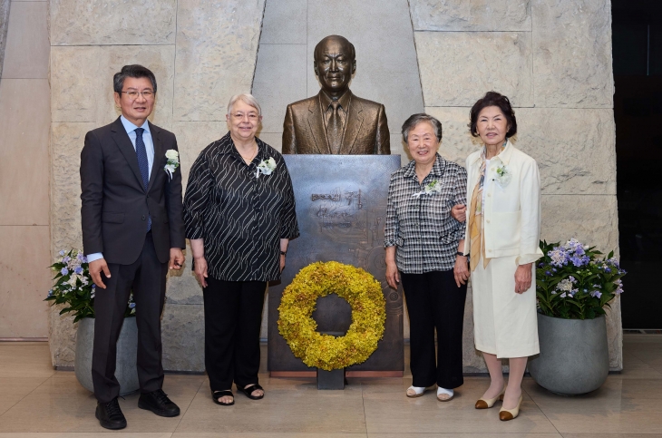 포니정 혁신상 전진상의원에 시상 포니정재단이 12일 서울 강남구 아이파크타워 포니정홀에서 ‘제19회 포니정 혁신상’ 시상식을 열고 올해 수상자인 전진상의원·복지관에 상금 2억원과 상패를 수여했다. 포니정 혁신상은 현대자동차 설립자인 고 정세영 HDC그룹 명예회장의 애칭 ‘PONY 鄭’(포니정)에서 이름을 따 2006년 제정했다. 사진은 관계자들이 시상식 후 기념사진을 찍고 있는 모습. 왼쪽부터 정몽규 포니정재단 이사장, 전진상의원·복지관 배현정 원장, 유송자 복지관장, 정 명예회장의 부인 박영자 여사.포니정재단 제공