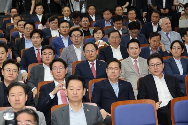 국힘 재선 16명 "당 혁신 논의 위한 의원총회 소집 요청"