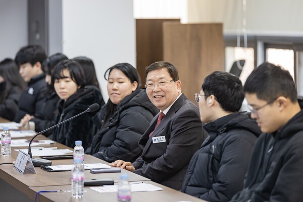 김경호 광진구청장 청년들과 소통 모습(사진제공=광진구청)