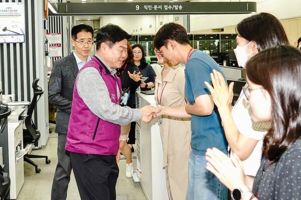 이필형 동대문구청장, 종합민원실 연장근무 직원 격려
