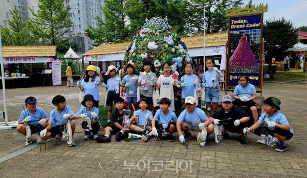 수봉초등학생들 음성품바축제 '플러깅' 활동