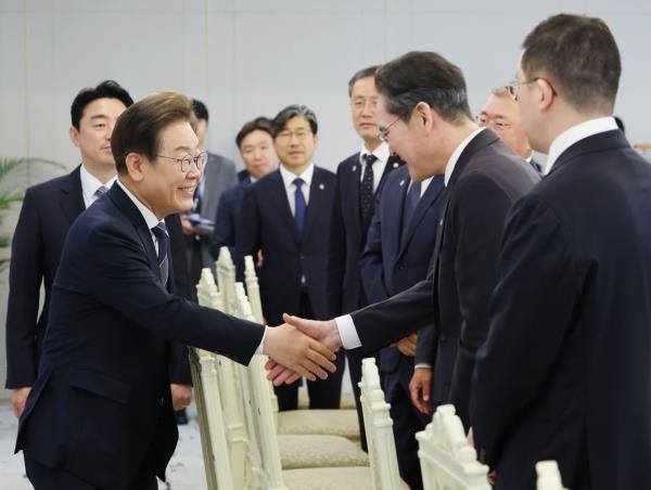 삼성, 李 회동 전 반도체 사장단회의 소집…재계 '선물보따리' 푸나