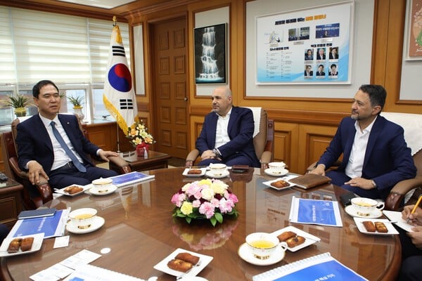 신학기 Sh수협은행 은행장(왼쪽부터), 슈크리 다바기(Shukri Dabaghi) SAS글로벌 APAC·EMEA 수석부사장, 아미르 소라비(Amir Sohrabi) SAS글로벌 APAC 총괄책임자가 지난 11일, Sh수협은행 본사에서 비즈니스 미팅을 진행하고 있다. [사진=Sh수협은행]