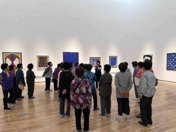 “미술관에 와봅데강”… 김창열미술관 초대에 특별한 하루 보내다