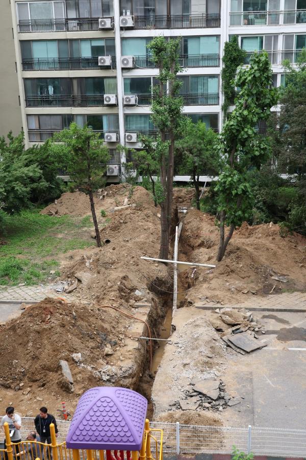 강남 은마아파트 배관 공사 중 2명 매몰…1명 심정지