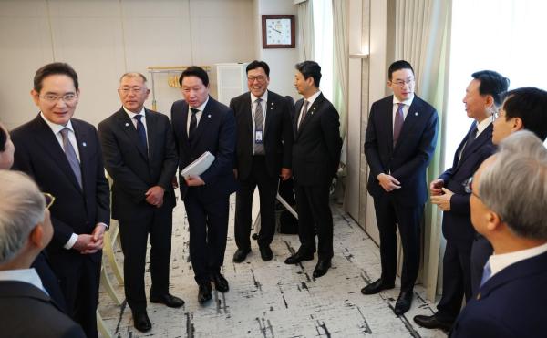 李대통령 만난 이재용 "경제위기, 민관 힘합치면 반드시 극복"