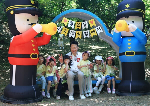 오언석 도봉구청장 매술축제 참석한 어린이들과 기념촬영 모습(사진제공=도봉구청)